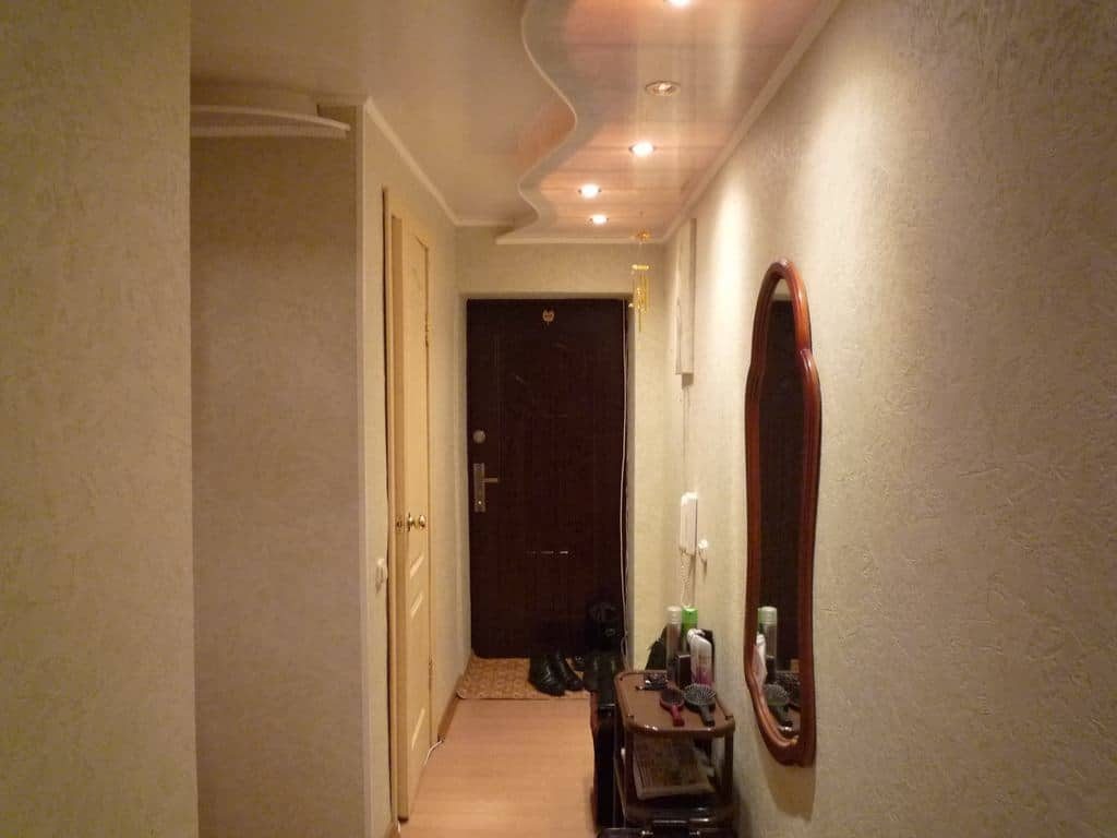Красивый потолок с подсветкой в узком коридоре