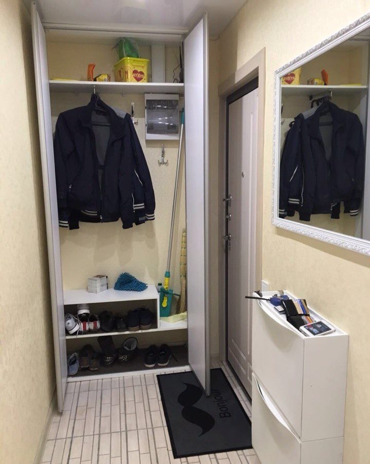 Открытый шкаф для верхней одежды в коридоре хрущевки