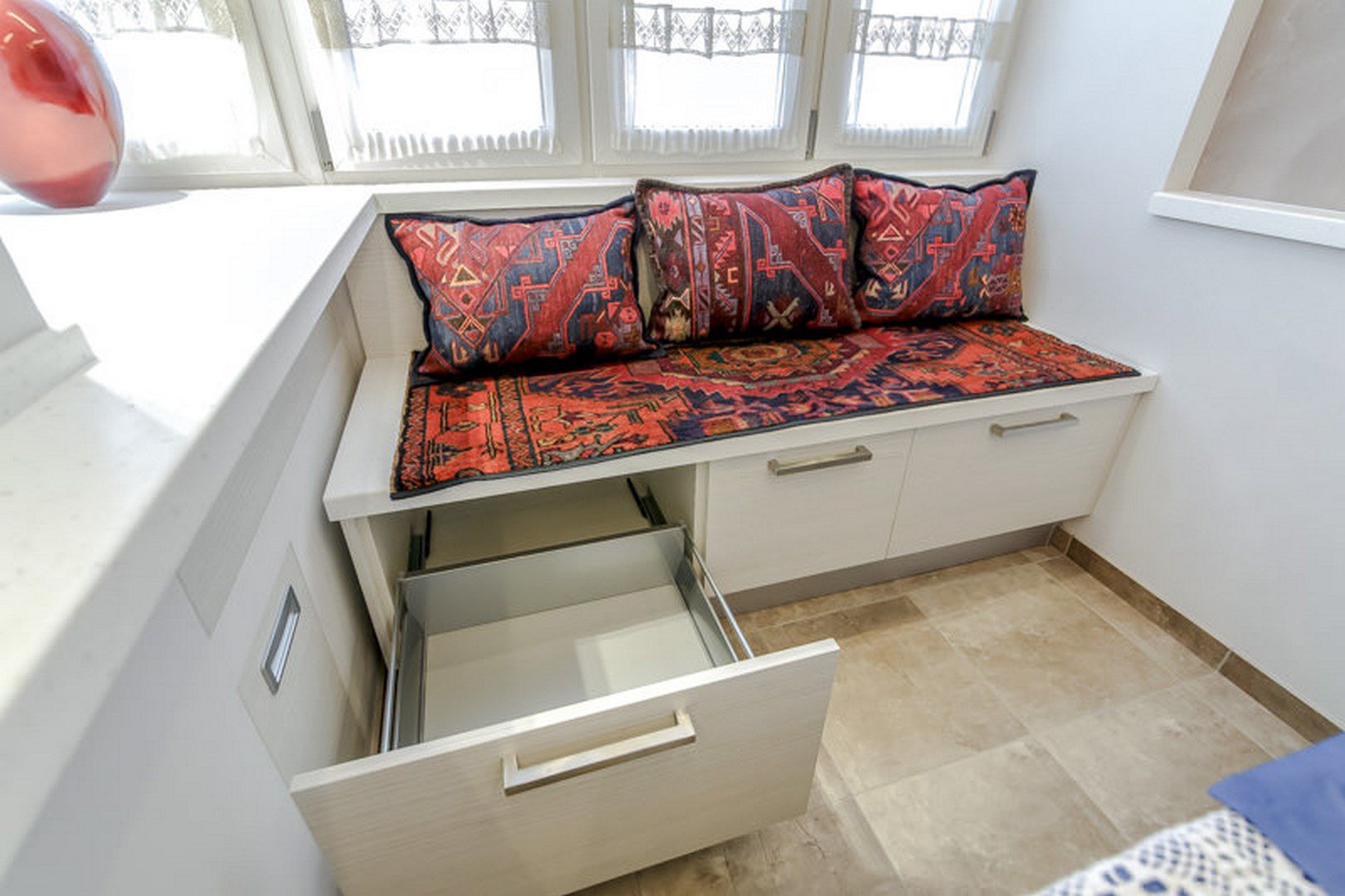 диван на балкон с выдвижными ящиками