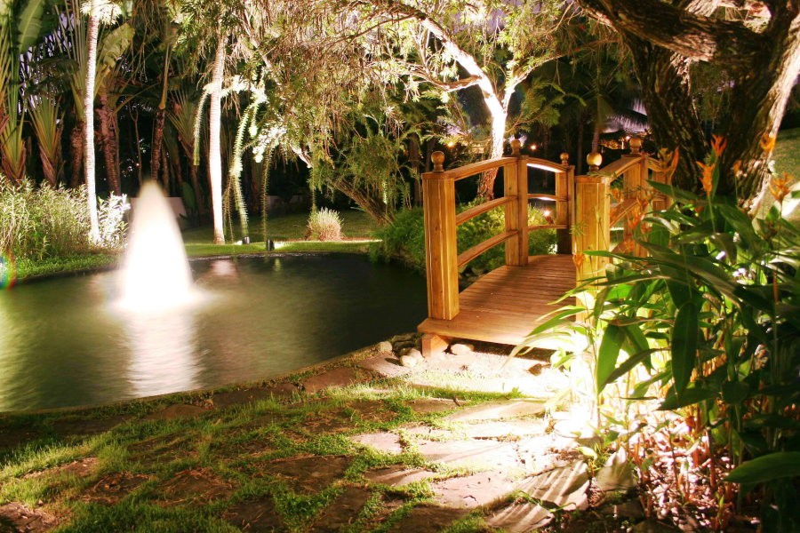 Деревянный мостик в ночном саду