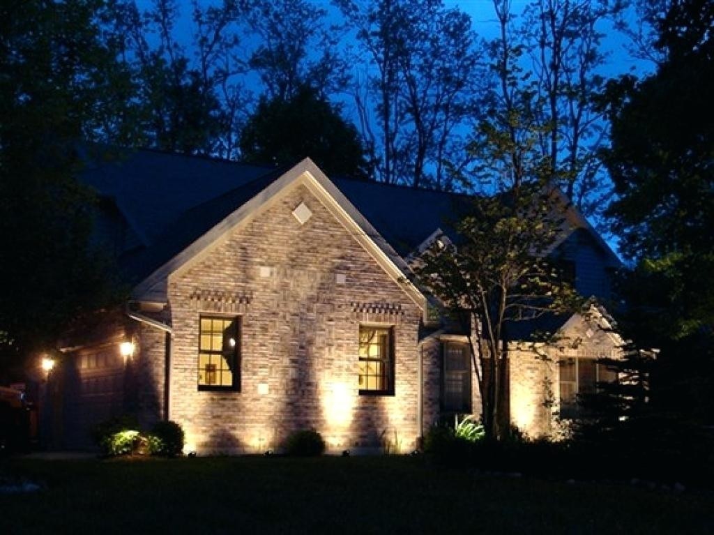 Ночная подсветка стен загородного дома