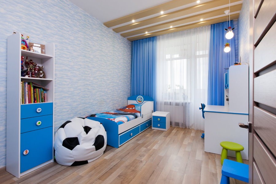 Синие шторы в комнате маленького мальчика