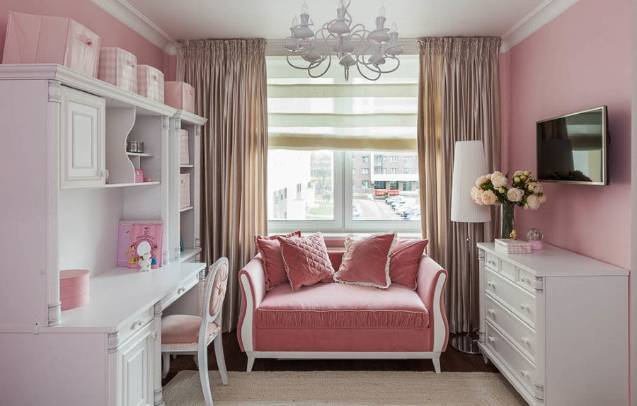 Розовые стены детской комнаты в городской квартире