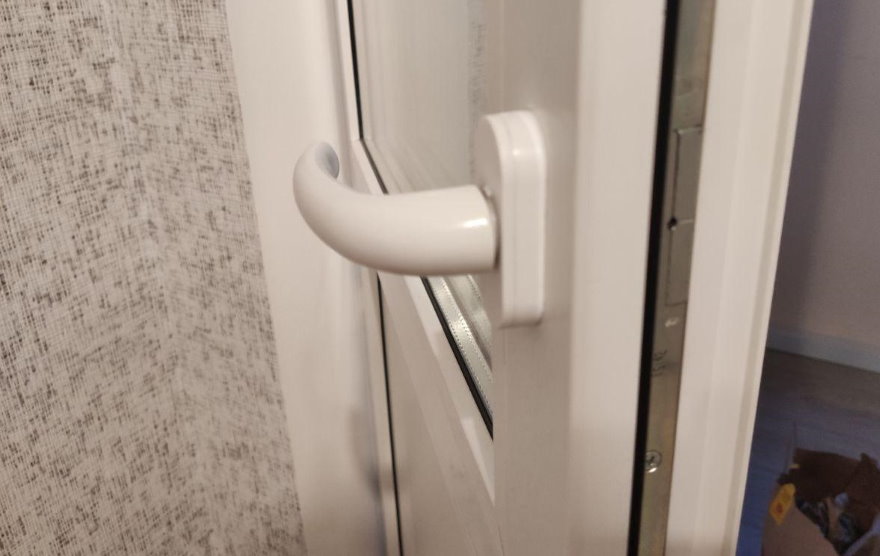 Пластиковая балконная дверь с односторонней ручкой