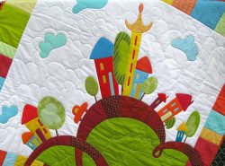 Лоскутное одеяло в стиле пэчворк, изготовленное своими руками, станет отличным украшением детской комнаты или оригинальным подарком