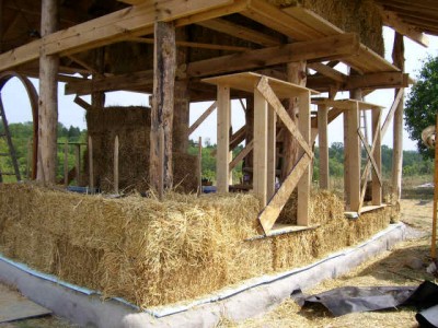 постройка дома из соломы