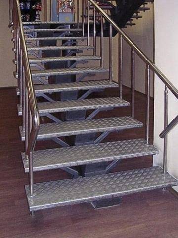 Фото металлической лестницы на одной тетиве