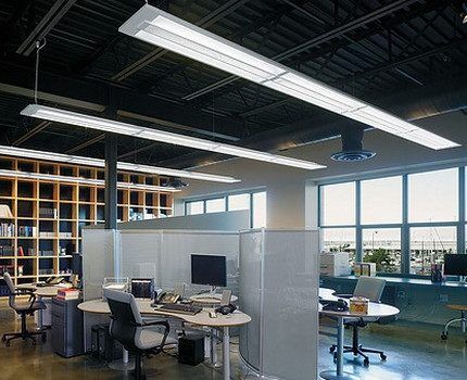 Офис, освященный люминесцентными лампами