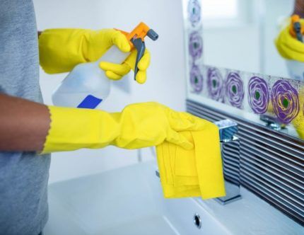 Обработка стен и оборудования ванны средством против черной плесени Проесс обработки