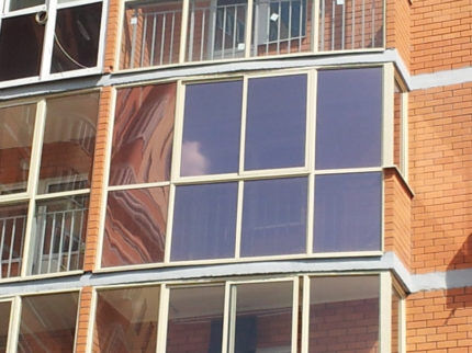 Балкон с тонированными окнами