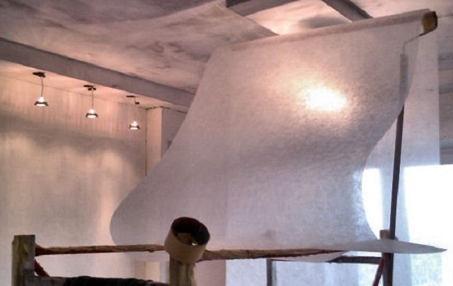 Для потолков обычно используют самый тонкий стеклохолст, с плотностью 25 г/м²