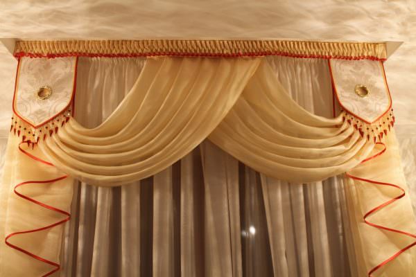 Помимо практичности и функциональности, шторы должны подчеркивать стилистическое оформление интерьера.