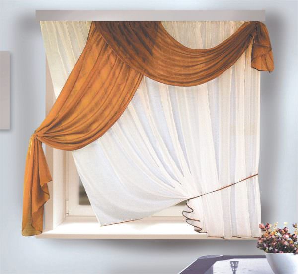 Эркерное окно лучше всего оформить мягким обрамлением с разными декоративными элементами. 